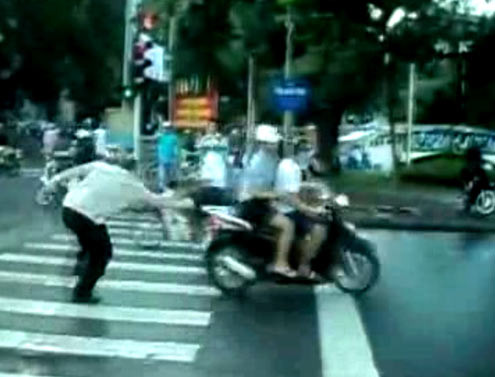 Ông Tây ngăn không cho các xe đi vào đường cấm, tuy nhiên nhiều người vẫn cố vượt qua