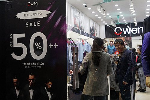 Xếp hàng giữa đêm lạnh 'săn' hàng giảm giá Black Friday ảnh 10