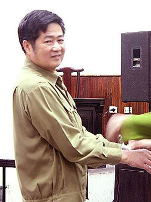 “Người đương thời” khá vui vẻ khi đón nhận bản án. Ảnh: B.T. “Người đương thời” khá vui vẻ khi đón nhận bản án Ảnh: B.T