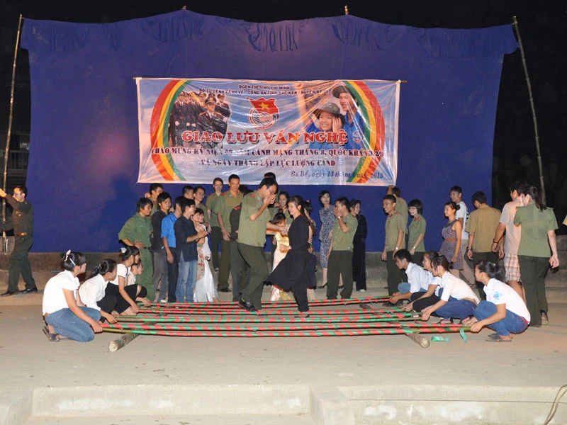 Giao lưu văn nghệ cùng thanh niên địa phương