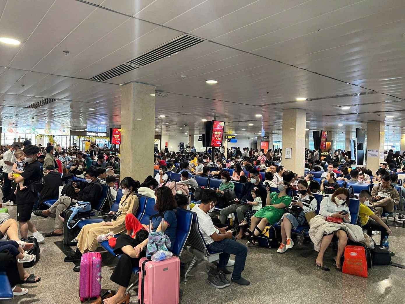 Sân bay Tân Sơn Nhất luôn trong tình trạng đông đúc vào mỗi dịp nghỉ Tết. Ảnh: Internet