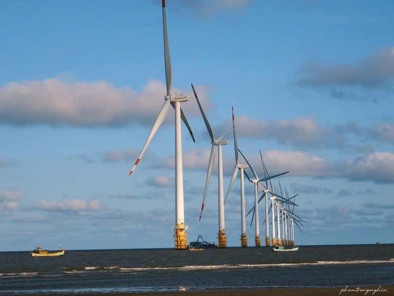 Với background cánh đồng điện gió, nơi đây càng thu hút nhiều du khách ghé đến chụp ảnh. (Ảnh: Pham Trong Nghia)