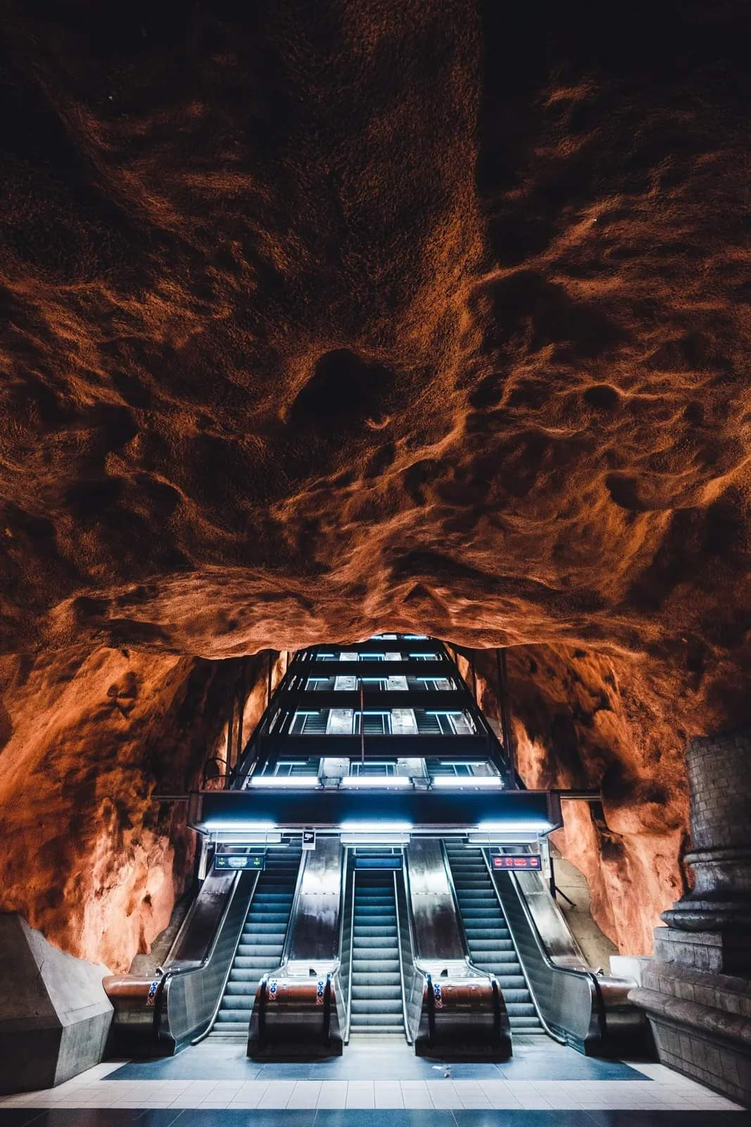 Trạm Rådhuset mang đếncảm giác như bước vào hang động cổ kính dưới lòng đất. Trạm Rådhuset mang đếncảm giác như bước vào hang động cổ kính dưới lòng đất.