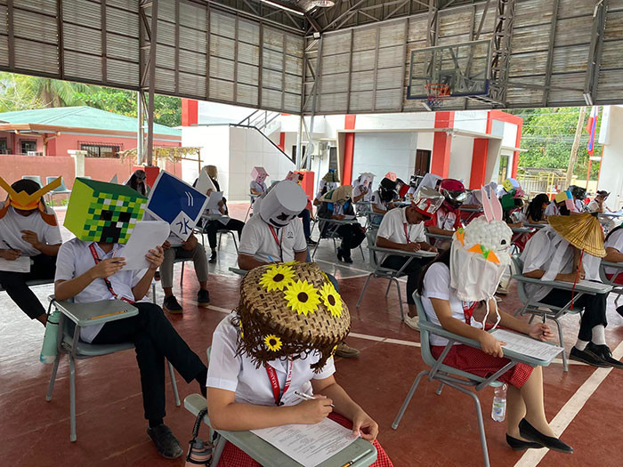 Khung cảnh lớp học trong giờ kiểm tra với rất nhiều mũ chống nhìn trộm có thiết kế sáng tạo. (Ảnh: Angelo Ebora)