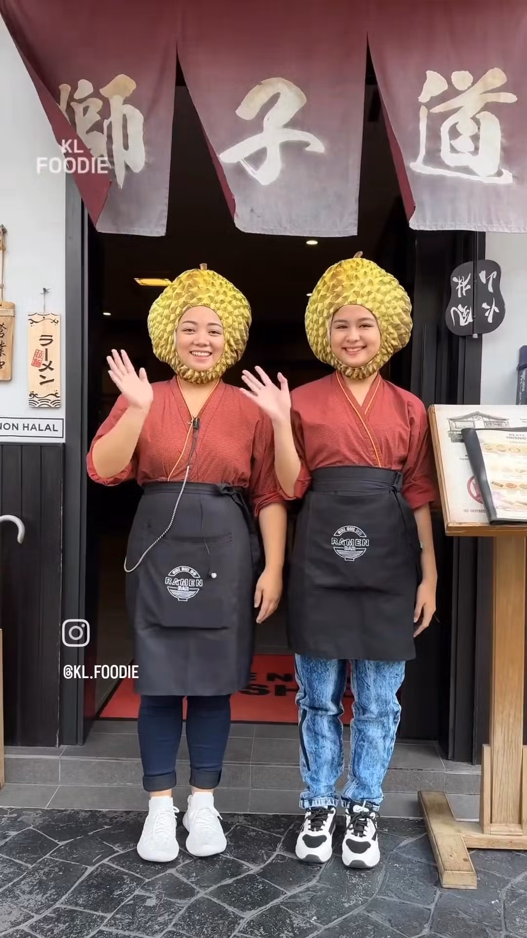 Chiếc mũ hình quả sầu riêng của nhân viên nhà hàng cũng nhận được nhiều lời khen từ các netizen vì quá đáng yêu. (Ảnh: @kl.foodie)