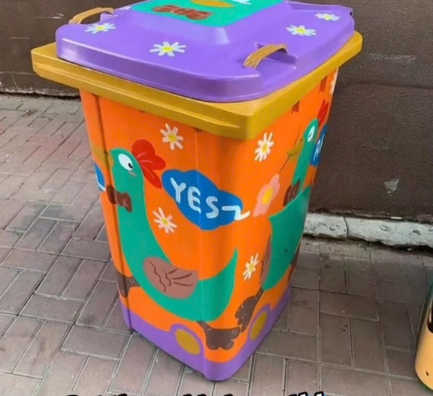 Chiếc "hành lý" độc lạ được trang trí với vẻ ngoài vô cùng bắt mắt. (Ảnh: @achinesetranslator)