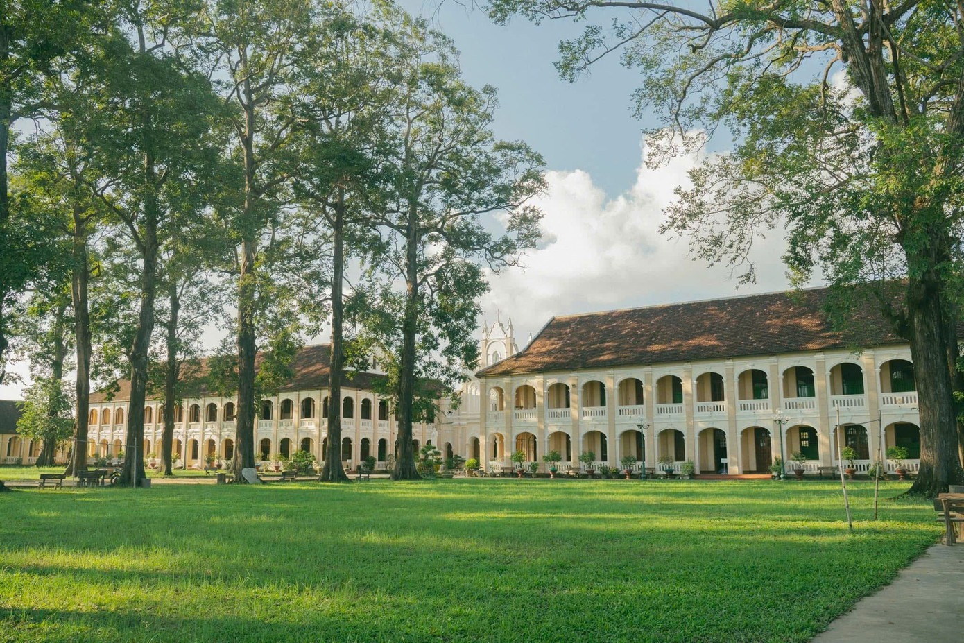 Khuôn viên ngập tràn sắc xanh tại Tiểu chủng viện. (Ảnh: Nguyễn Đức Hiếu)