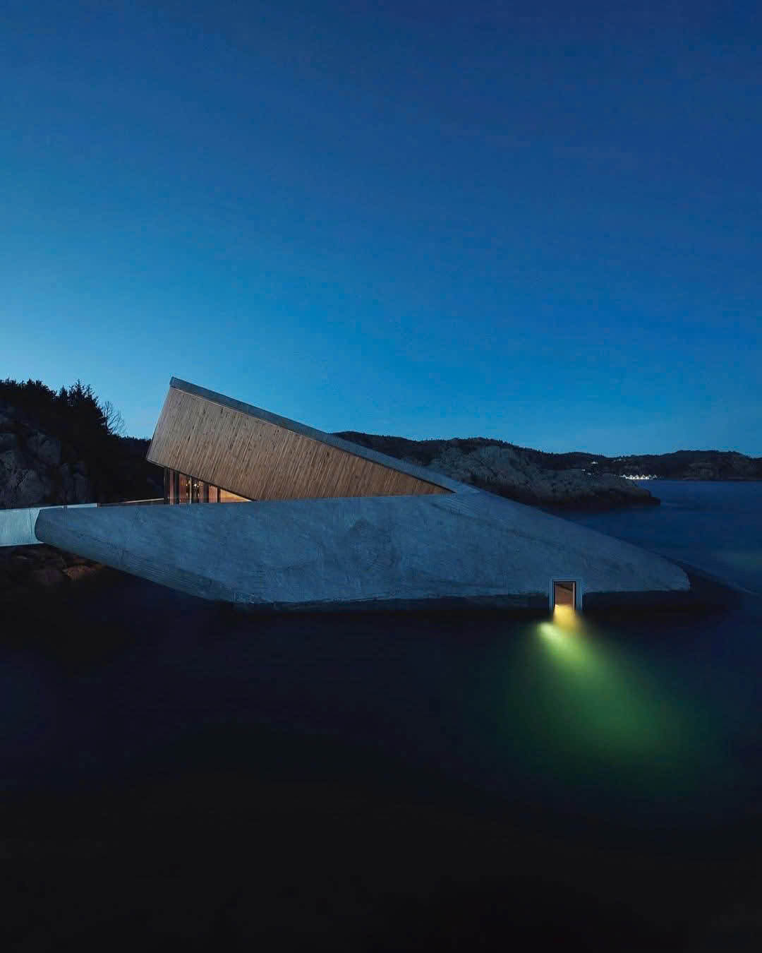 Khung cảnh lung linh bên ngoài nhà hàng vào buổi chiều tối. (Ảnh: Ivar Kvaal)