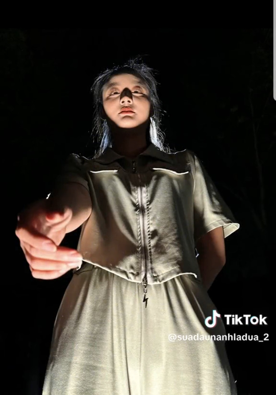 Muôn kiểu chụp ảnh khó đỡ đến từ vị trí các anh trai khiến "nửa kia" giận "tím" người. (Ảnh: @suadaunanhladua_2) Muôn kiểu chụp ảnh khó đỡ đến từ vị trí các anh trai khiến "nửa kia" giận "tím" người. (Ảnh: @suadaunanhladua_2)