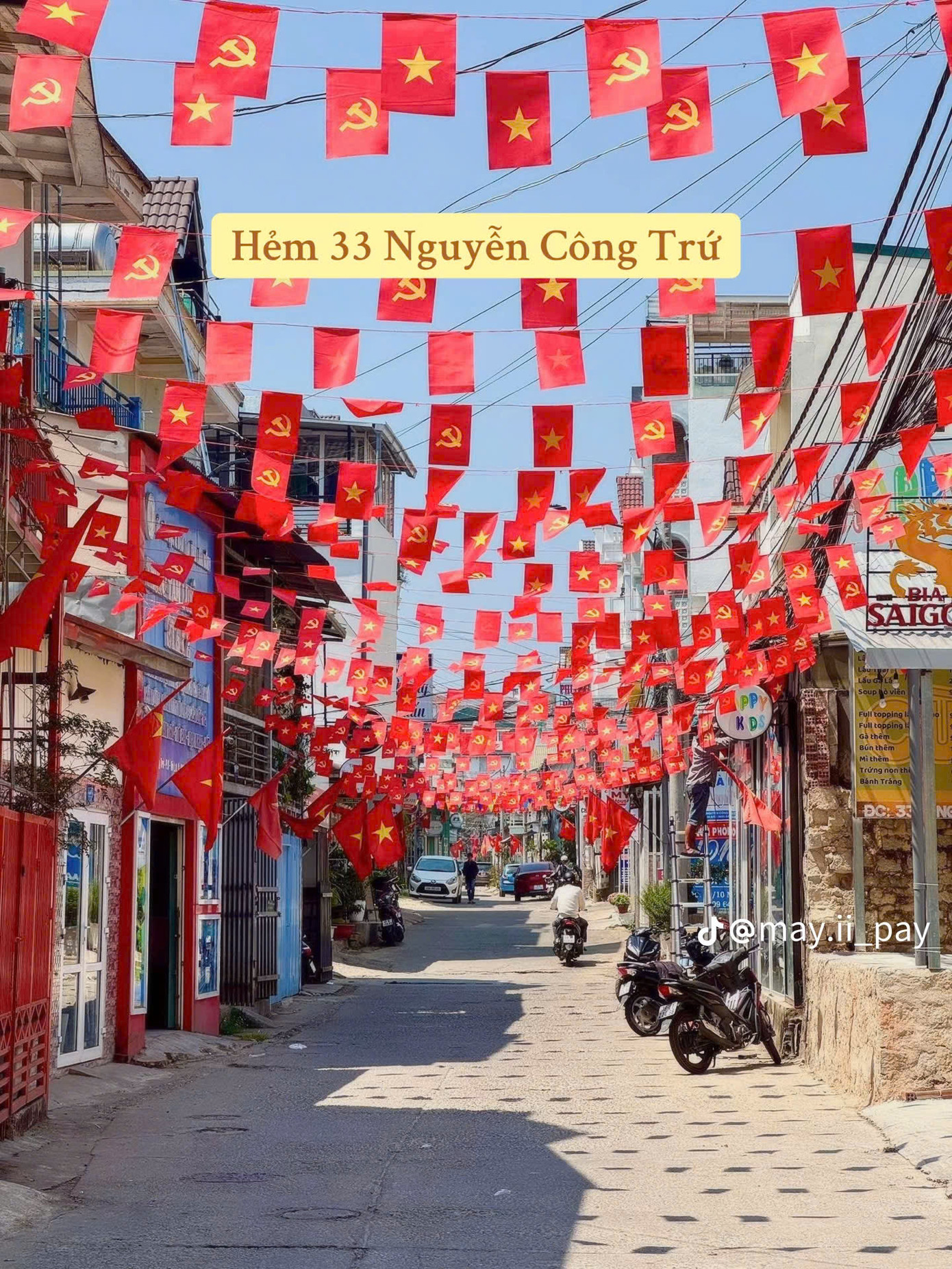 Những cung đường rực rỡ cờ đỏ sao vàng, cờ Đảng tung bay tại Đà Lạt. (Ảnh: @may.ii_pay)