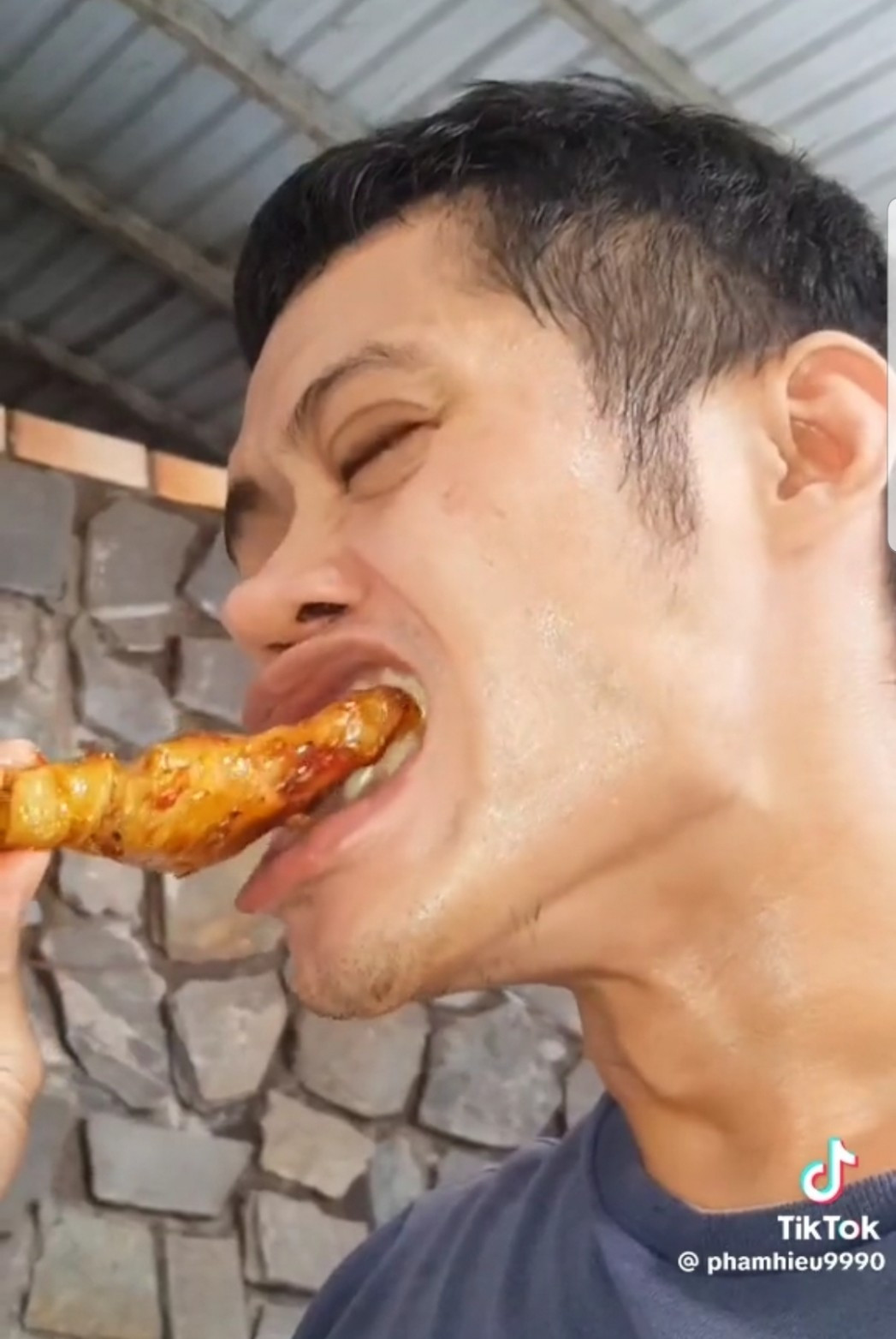 Biểu cảm của chàng trai khi thưởng thức món mì căn khìa khiến cộng đồng mạng thích thú. (Ảnh: Bảo Đăng Phạm)