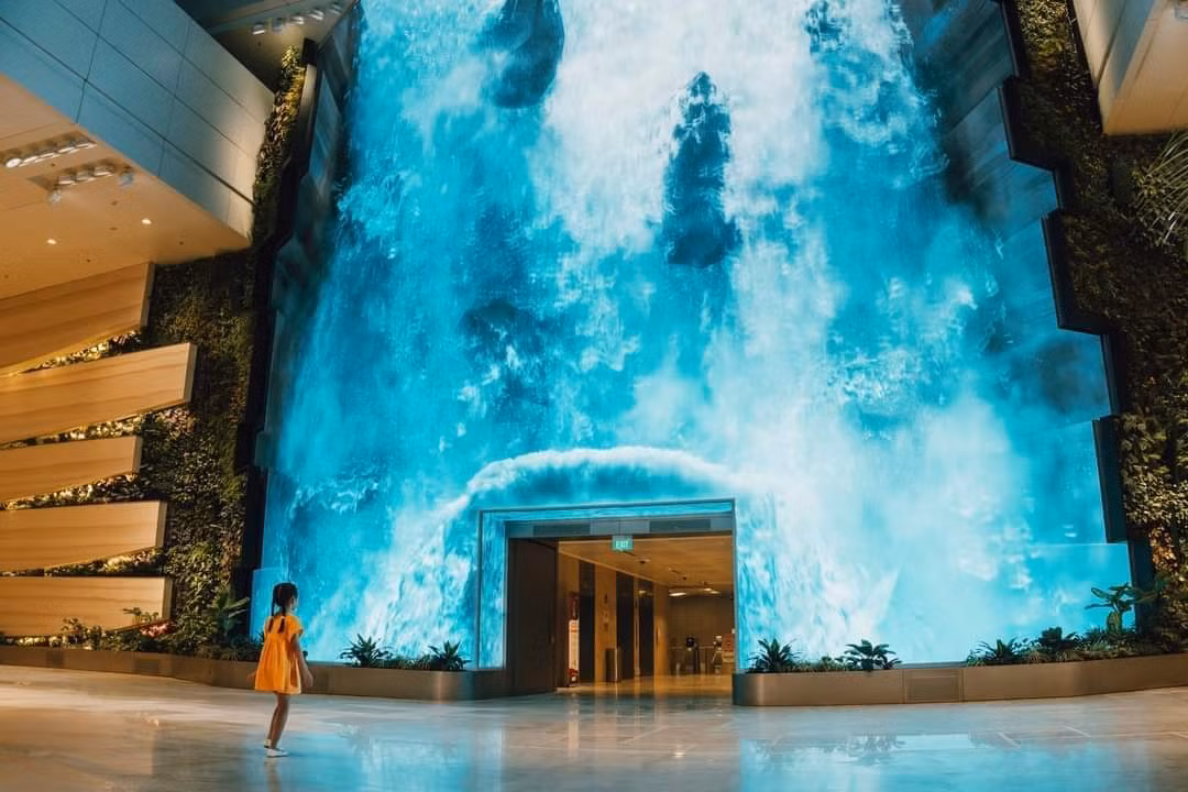 Thác nước kỹ thuật số - background siêu quen thuộc trong các bức ảnh check-in ở Singapore gần đây. (Ảnh: Hồ Ngọc Bảo Linh)