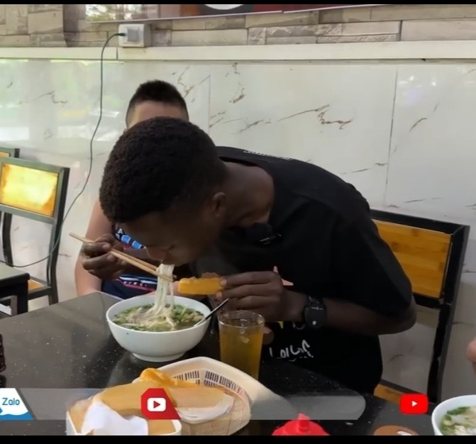 Lindo mê tít món quẩy chấm cùng nước dùng. (Ảnh: Quang Linh Vlogs - Cuộc Sống ở Châu Phi)