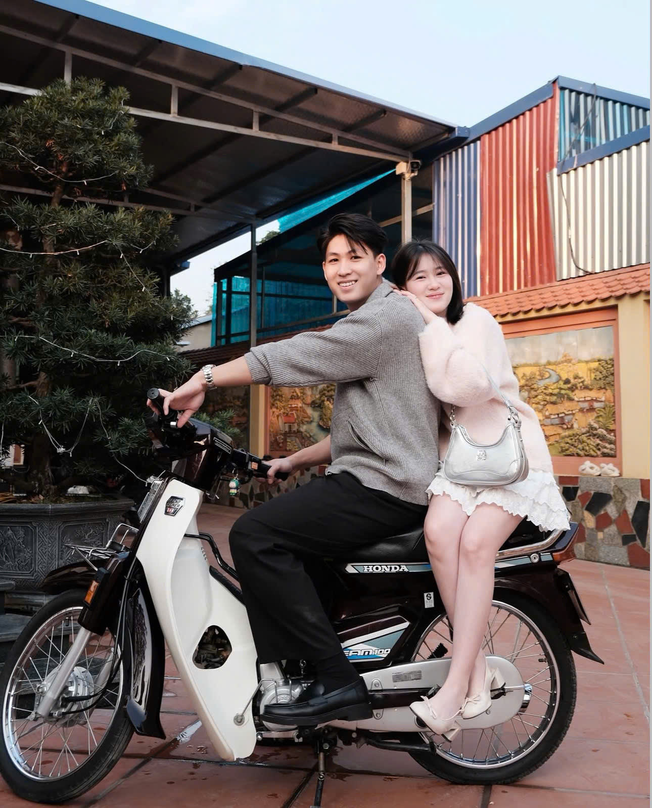 Cặp đôi được cộng đồng mạng ngưỡng mộ với chuyện tình 7 năm. (Ảnh: @changhiu)