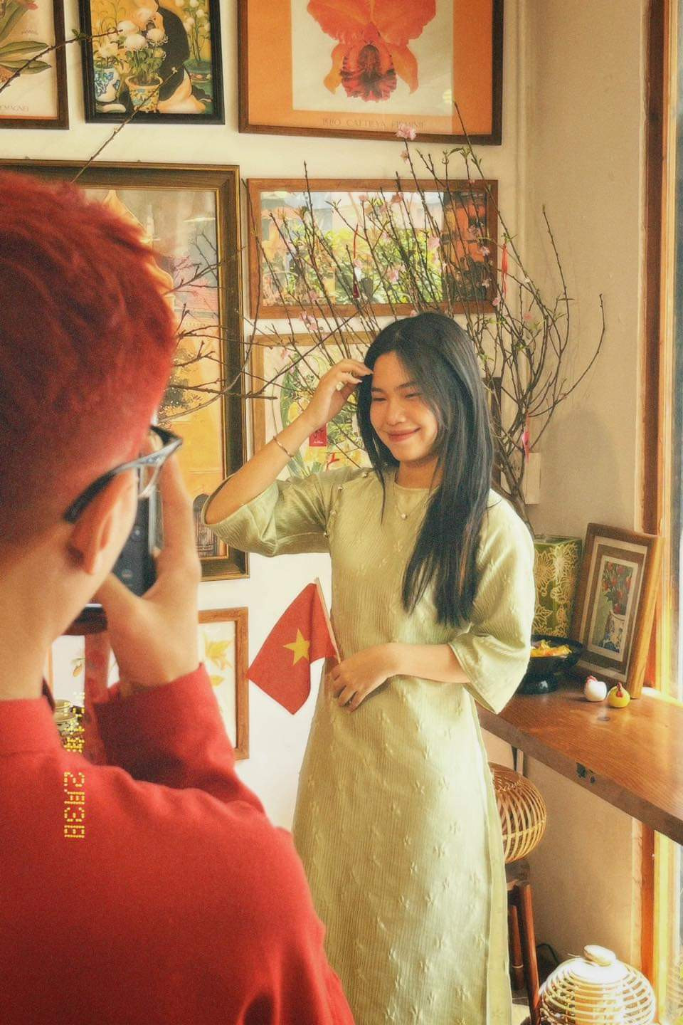 Các bạn trẻ check-in cùng áo dài tại những góc nhỏ trong quán. (Ảnh: The Seat Coffee) Các bạn trẻ check-in cùng áo dài tại những góc nhỏ trong quán. (Ảnh: The Seat Coffee)