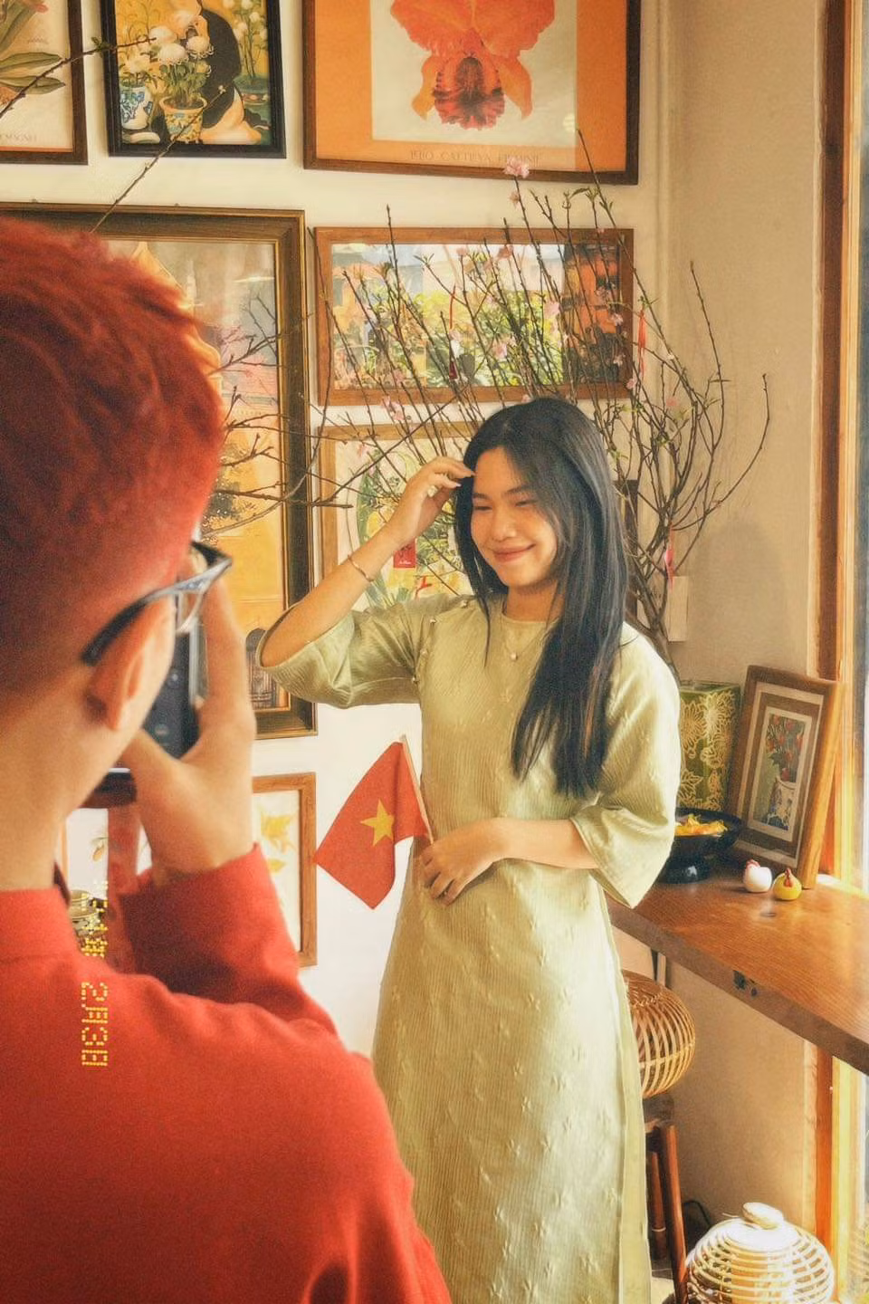 Các bạn trẻ check-in cùng áo dài tại những góc nhỏ trong quán. (Ảnh: The Seat Coffee)
