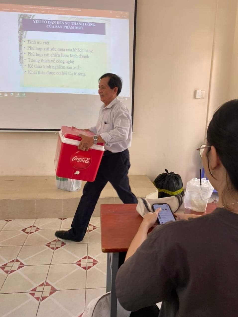 Hình ảnh thầy Thông tự mang thùng đá đến lớp để tặng nước cho các bạn sinh viên "đốn tim" netizen. (Ảnh: Cộng đồng Sinh Viên Đại Học Nông Lâm TP.HCM) Hình ảnh thầy Thông tự mang thùng đá đến lớp để tặng nước cho các bạn sinh viên "đốn tim" netizen. (Ảnh: Cộng đồng Sinh Viên Đại Học Nông Lâm TP.HCM)