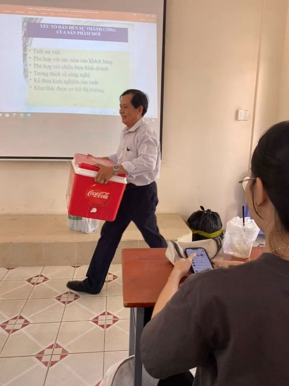 Hình ảnh thầy Thông tự mang thùng đá đến lớp để tặng nước cho các bạn sinh viên "đốn tim" netizen. (Ảnh: Cộng đồng Sinh Viên Đại Học Nông Lâm TP.HCM)