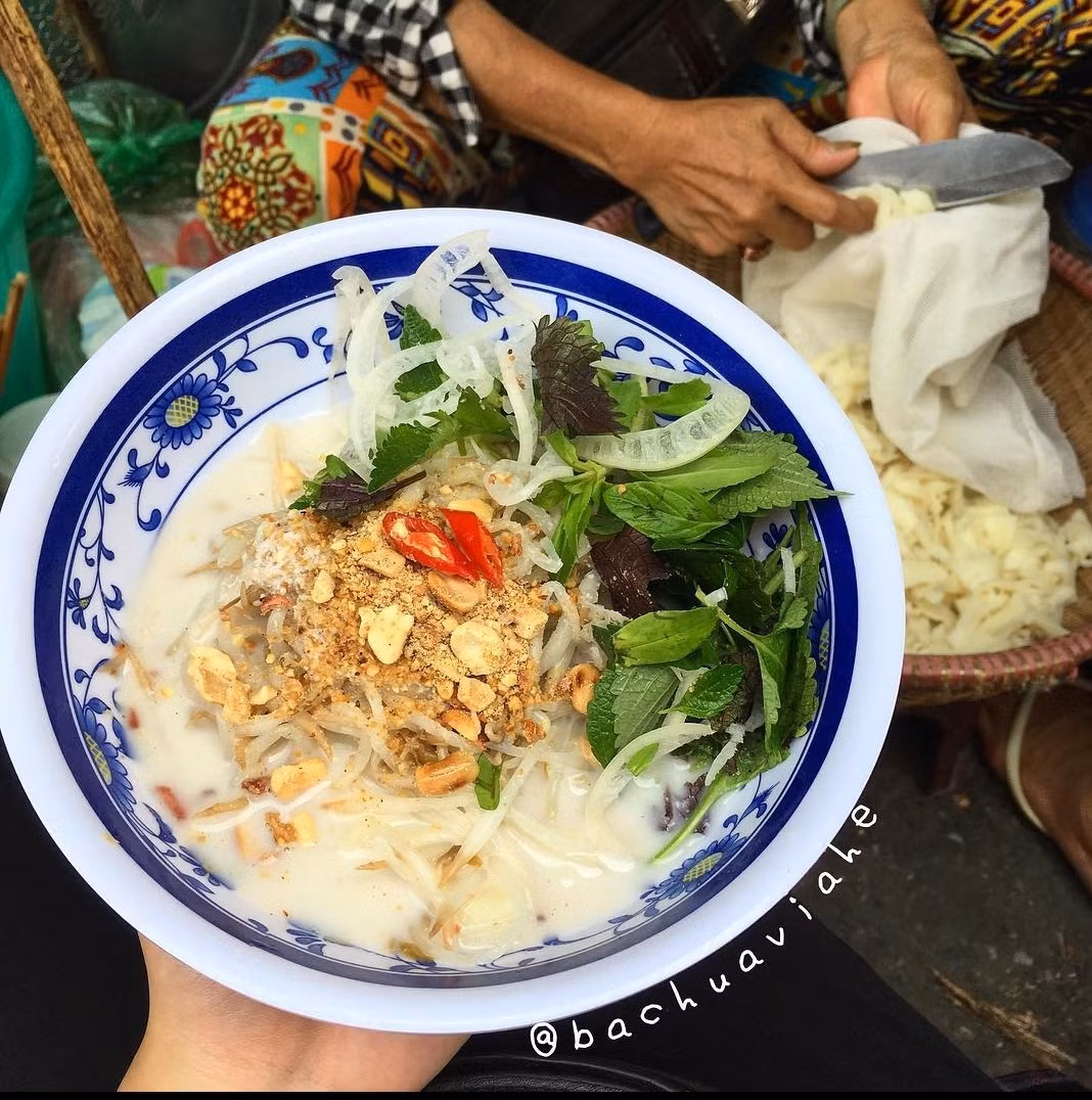 Nước dùng trắng đục, thơm béo chính là "linh hồn" của món bánh đúc nộm. (Ảnh: @bachuaviahe)