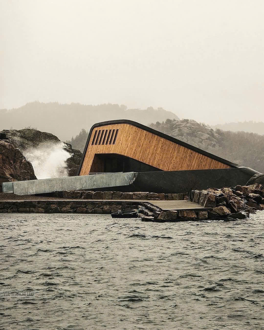 Nhìn từ xa, công trình khiến nhiều người liên tưởng đến hình ảnh chú cá voi đang tựa đầu lên mỏm đá. (Ảnh: Ivar Kvaal)