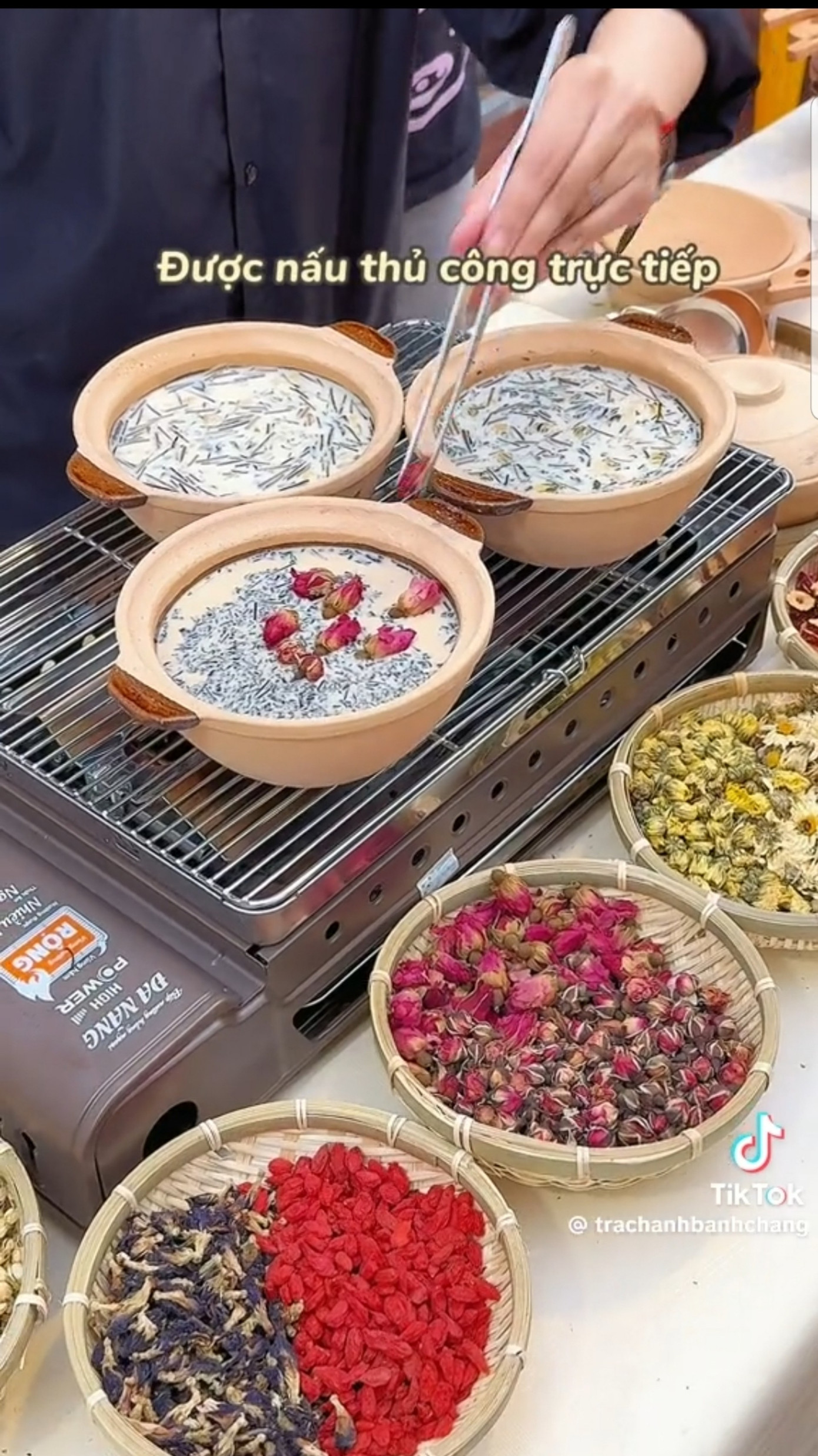 Trà sữa được nấu trực tiếp trên bếp. (Ảnh: @trachanhbanhtrang) Trà sữa được nấu trực tiếp trên bếp. (Ảnh: @trachanhbanhtrang)