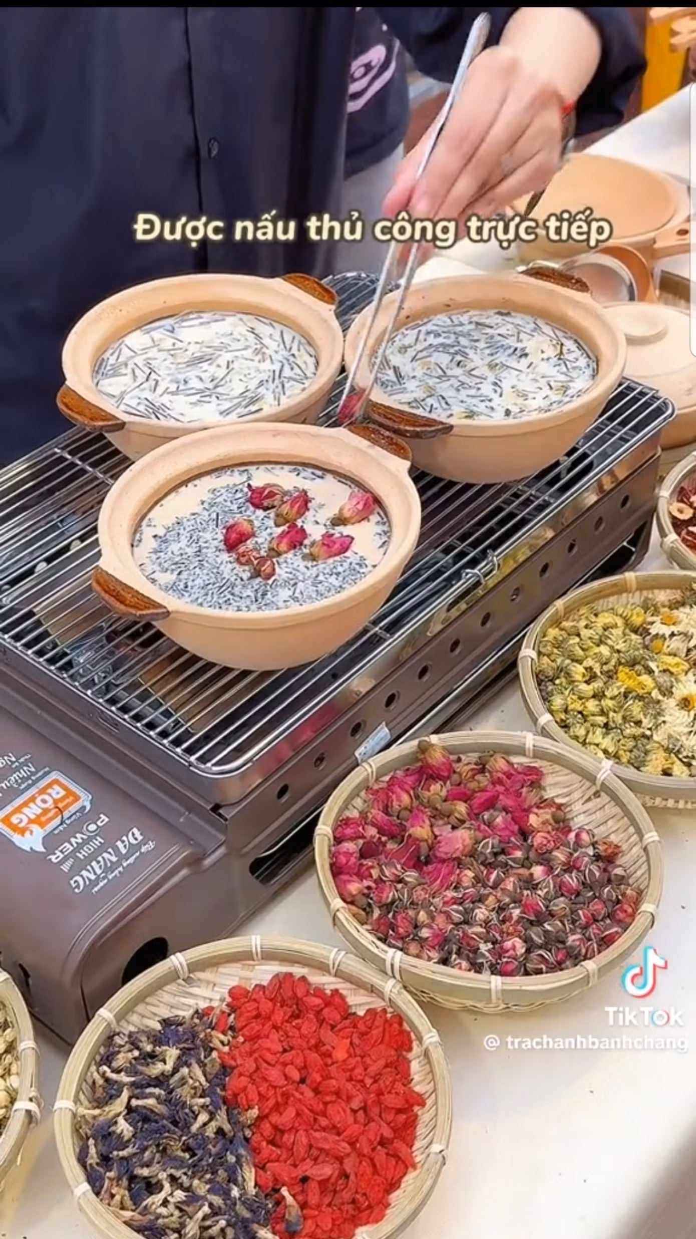 Trà sữa được nấu trực tiếp trên bếp. (Ảnh: @trachanhbanhtrang)