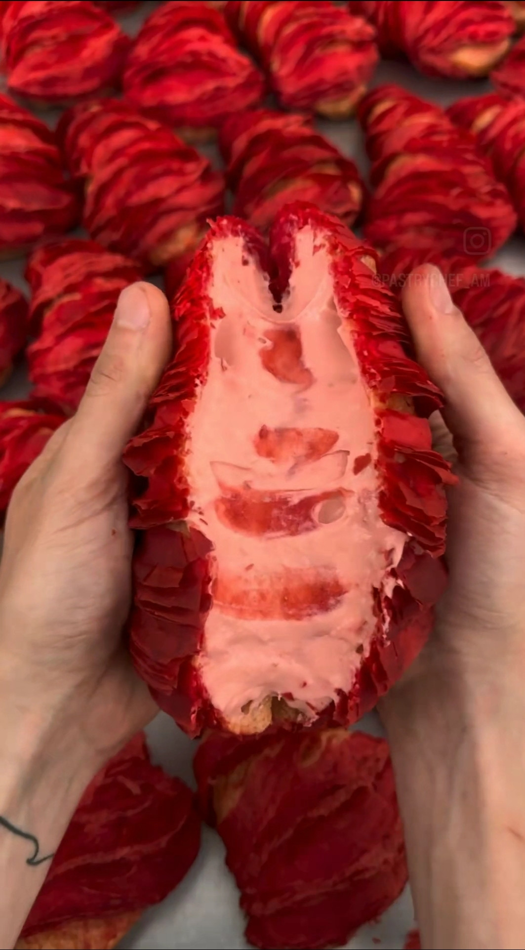 Team đồ ngọt xem qua màn ảnh cũng không thể cưỡng lại. (Ảnh: @pastrychef_am)