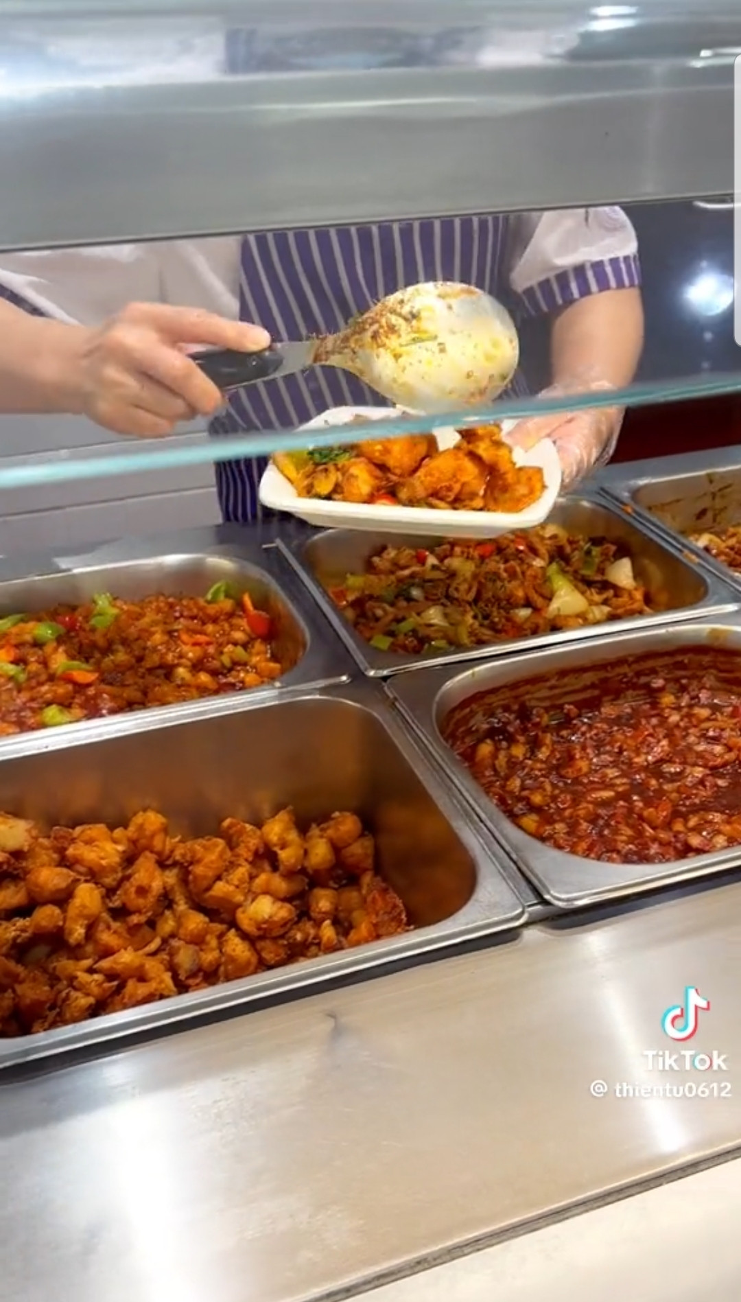 Đa dạng món ăn được phục vụ tại nhà ăn của Đại học Thanh Hoa. (Ảnh: @thientu0612)