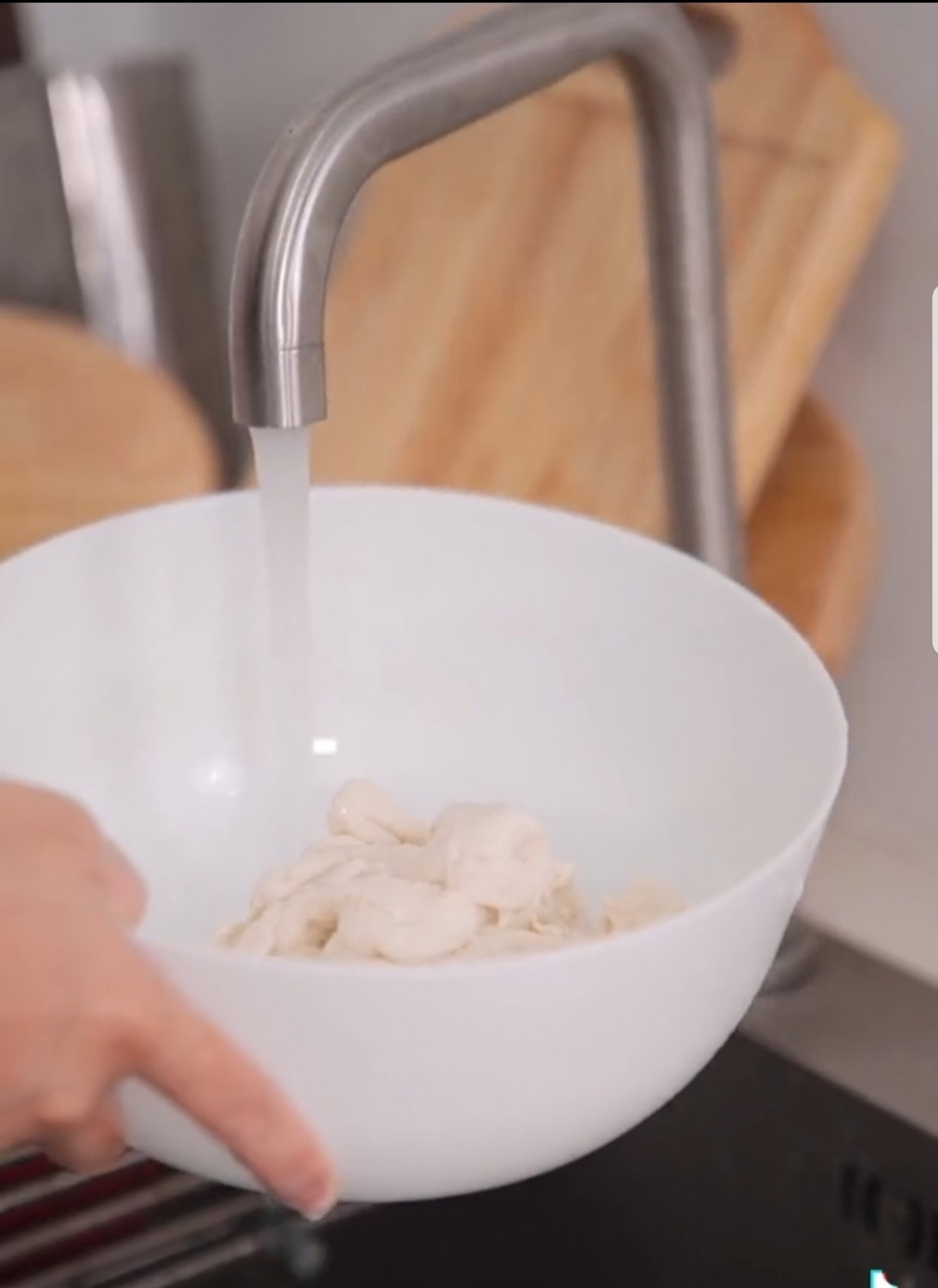 Rửa bột (sau khi nhào) là bước quan trọng quyết định thành bại của món ăn này. (Ảnh: Châu Giang nè)