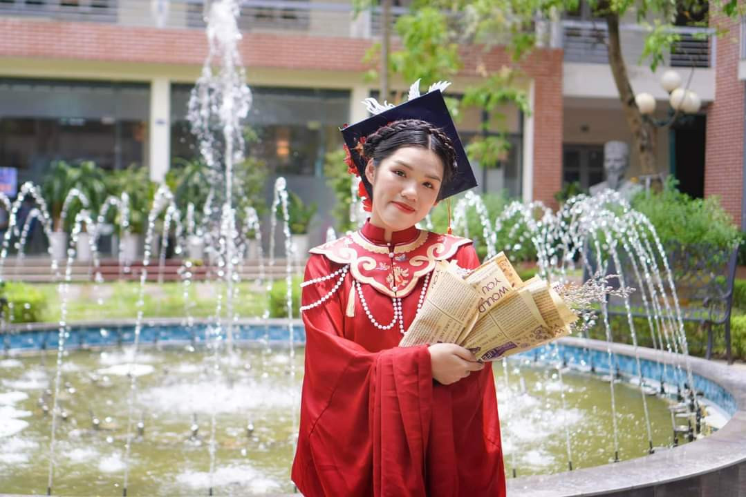 Áo tấc cùng Vân kiên là lựa chọn cho ngày lễ tốt nghiệp của nhiều Gen Z thuộc team mê Việt phục cổ. (Ảnh: Trần Nguyễn Hương Thùy) Áo tấc cùng Vân kiên là lựa chọn cho ngày lễ tốt nghiệp của nhiều Gen Z thuộc team mê Việt phục cổ. (Ảnh: Trần Nguyễn Hương Thùy)