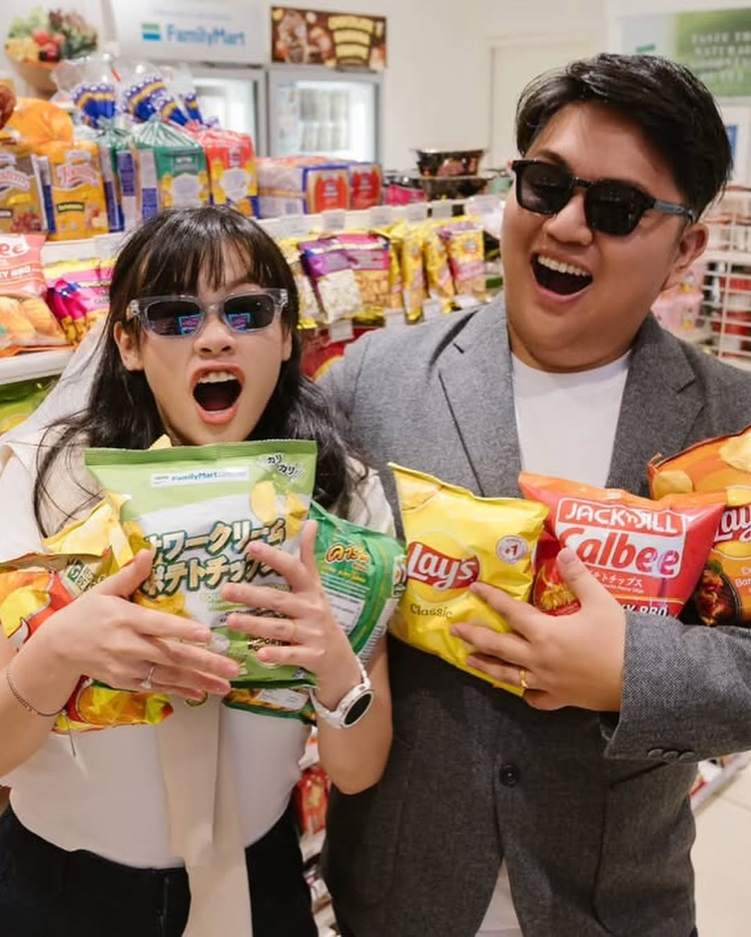 Cặp đôi quyết định chọn cửa hàng tiện lợi - nơi lần đầu gặp gỡ để chụp ảnh cưới. (Ảnh: @xiang_ying99)