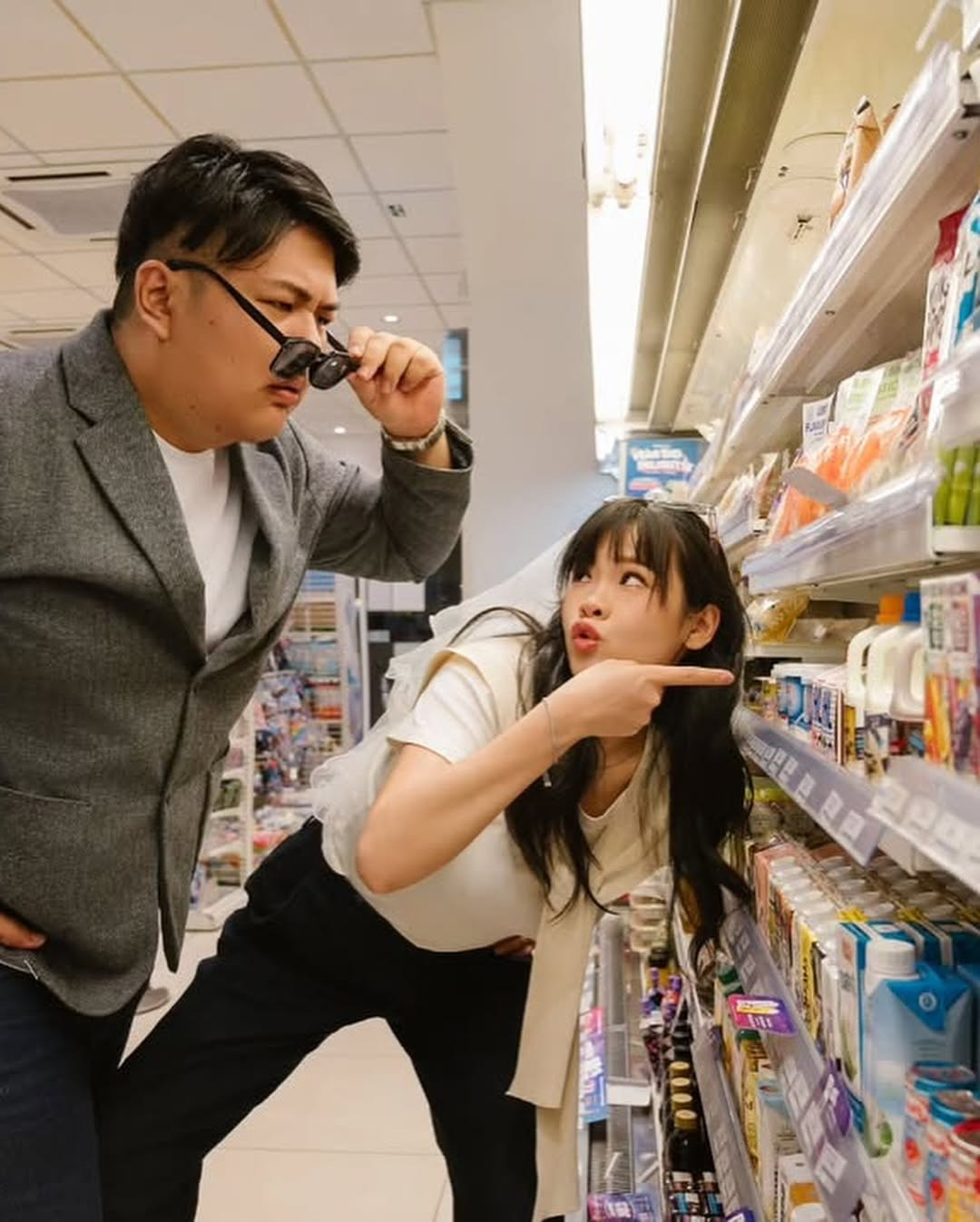 Cặp đôi sử dụng trang phục không quá cầu kỳ với những gam màu trung tính, phù hợp với concept ảnh cưới chụp tại cửa hàng tiện lợi. (Ảnh: @xiang_ying99)