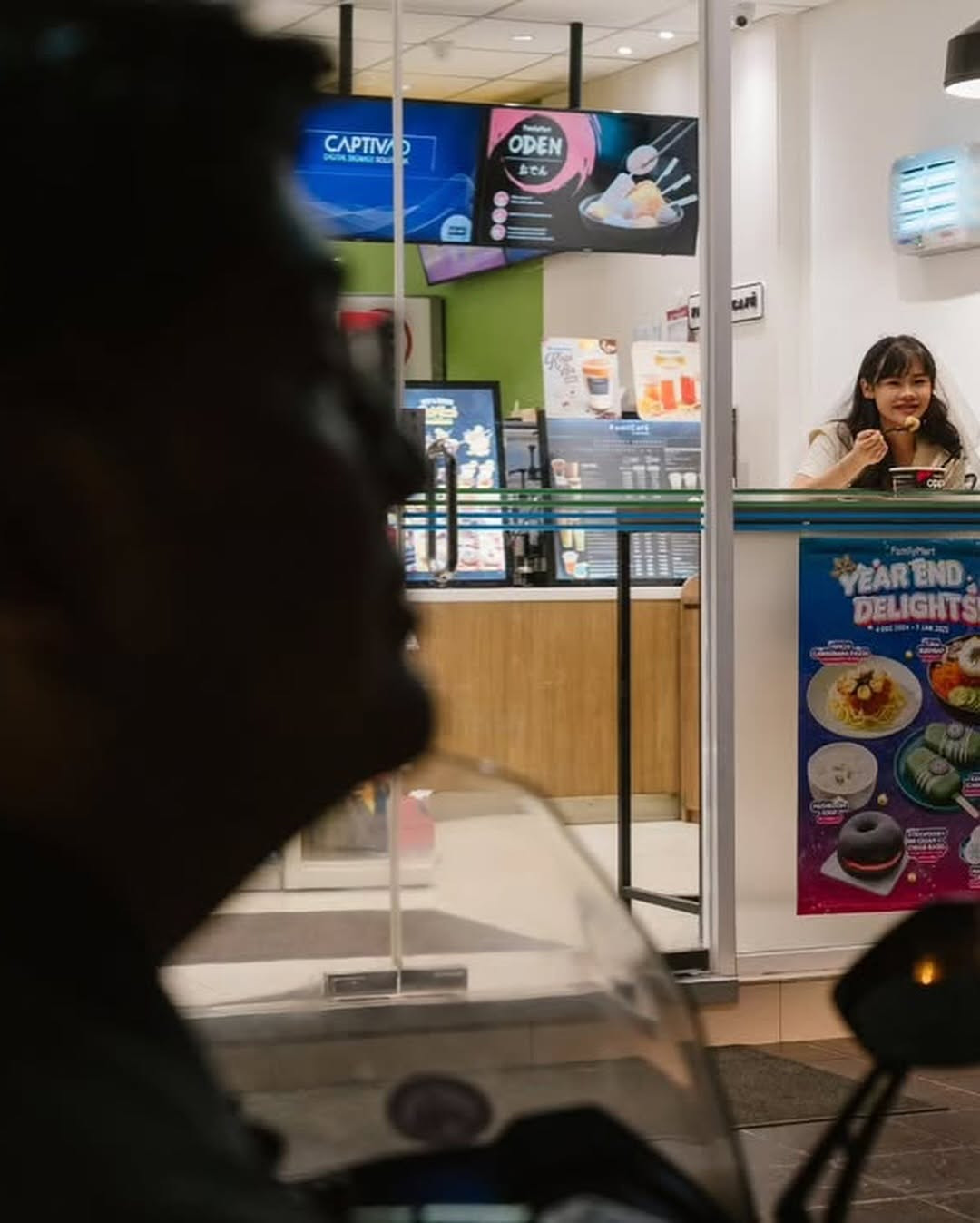 Uống nhầm một ánh mắt cơn say theo cả đời. (Ảnh: @xiang_ying99)