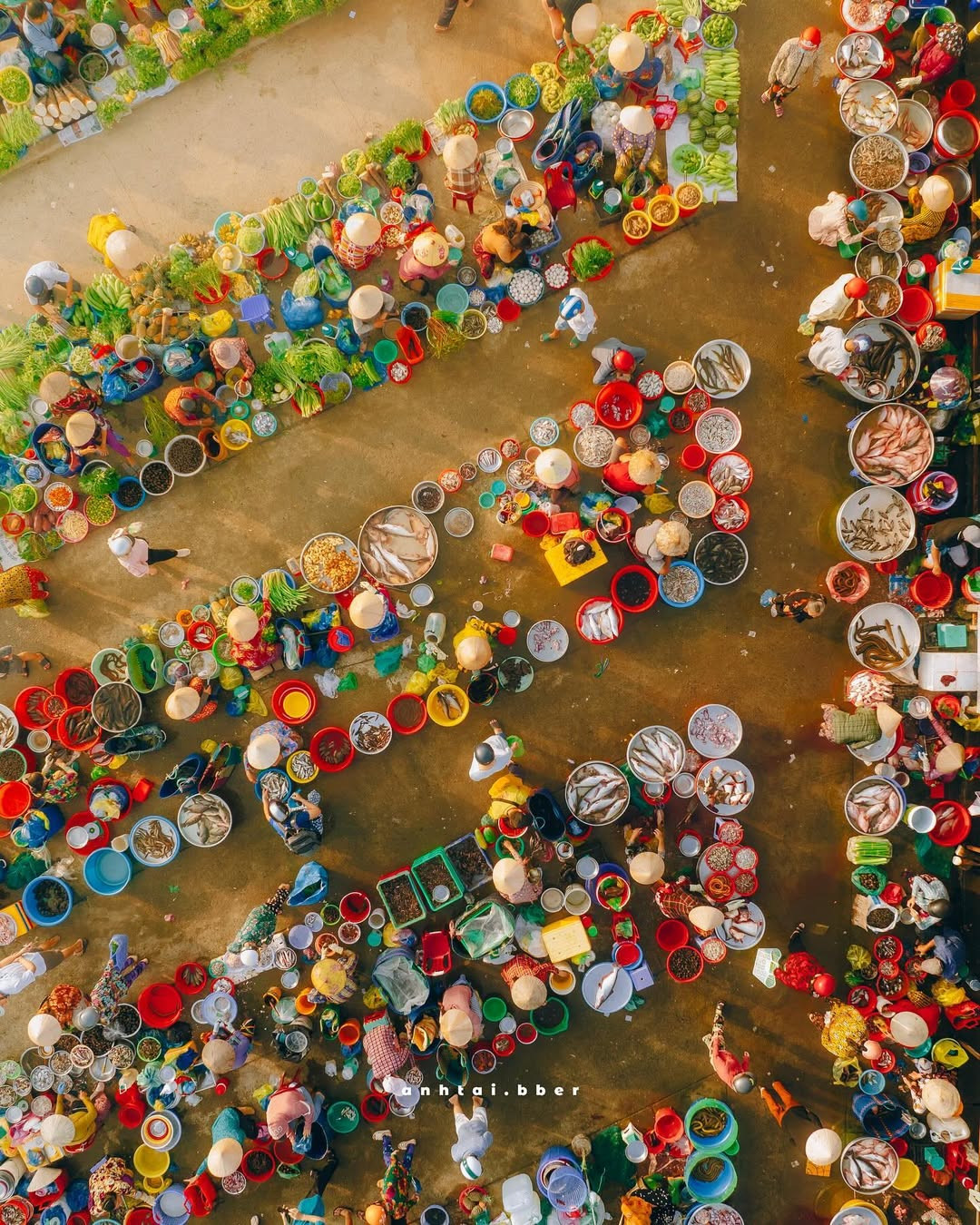 Chợ Vị Thanh bày bán đa dạng các mặt hàng. (Ảnh: anhtai.bber) Chợ Vị Thanh bày bán đa dạng các mặt hàng. (Ảnh: anhtai.bber)