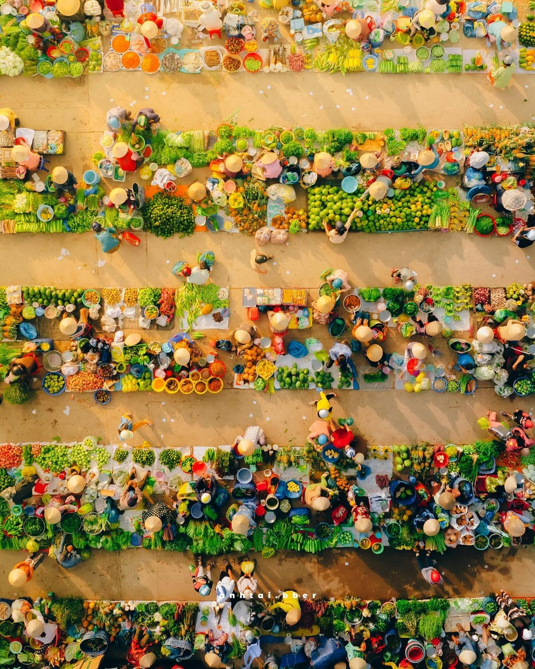 Ngôi chợ gây ấn tượng bởi tên gọi, cách bày trí và sự mộc mạc, dân dã. (Ảnh: anhtai.bber) Ngôi chợ gây ấn tượng bởi tên gọi, cách bày trí và sự mộc mạc, dân dã. (Ảnh: anhtai.bber)