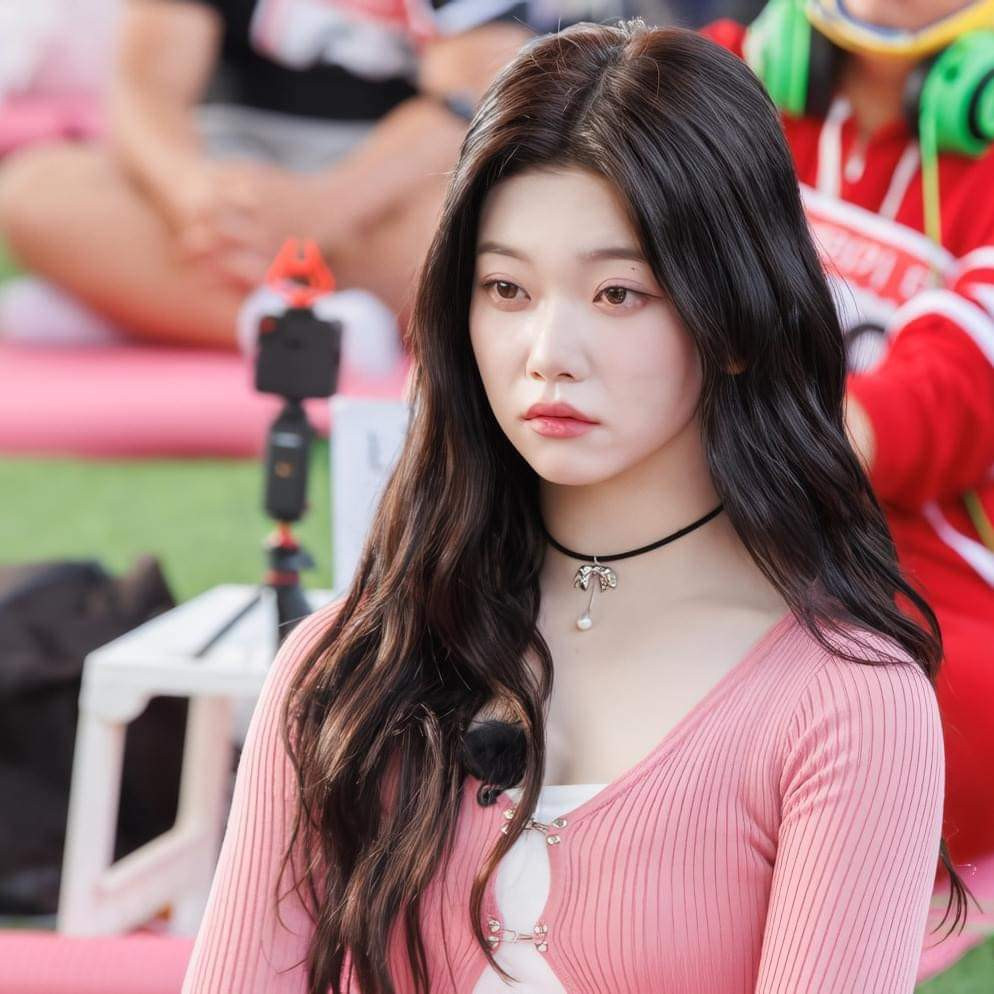 Tsuki (Billlie) gây sốt với visual xinh lung linh khi tham gia cuộc thi &quot;Ngồi đờ đẫn&quot;. - Ảnh: newspim