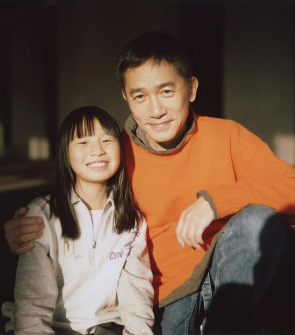 Shengyu chụp ảnh cùng Lương Triều Vỹ khi hai người có buổi chụp hình vào năm 2023.