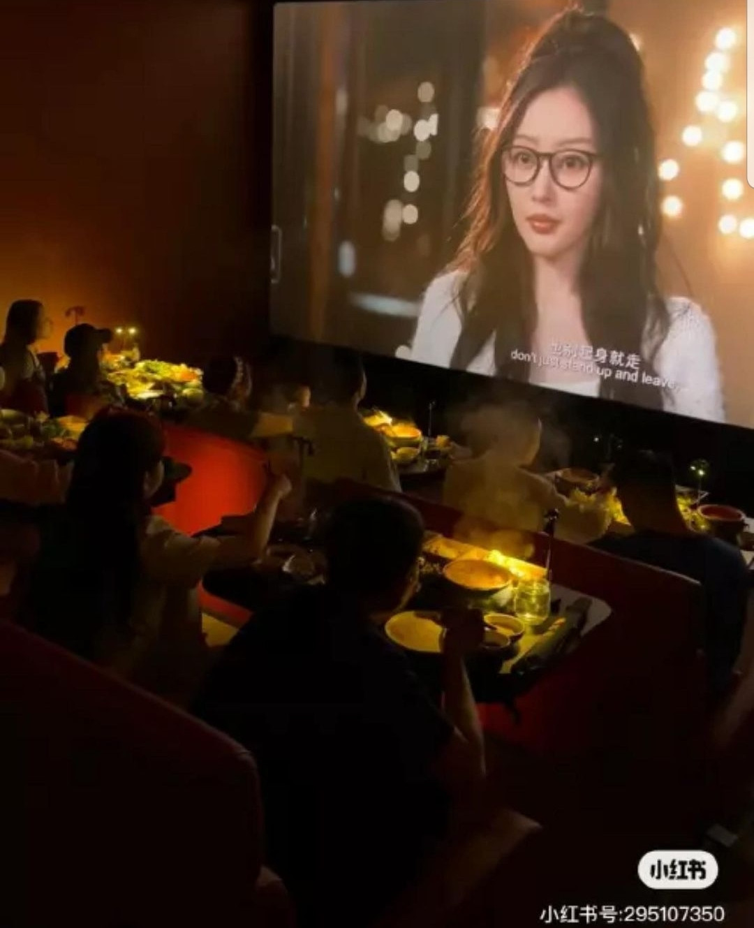 Vừa xem phim vừa ăn lẩu - một trải nghiệm độc đáo khiến nhiều netizen muốn được một lần trải nghiệm. (Ảnh: @woorldofbuzz)