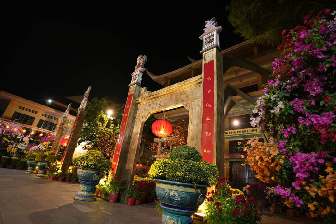 Không gian chùa được trang trí ngập tràn hoa tươi. Không gian chùa được trang trí ngập tràn hoa tươi.