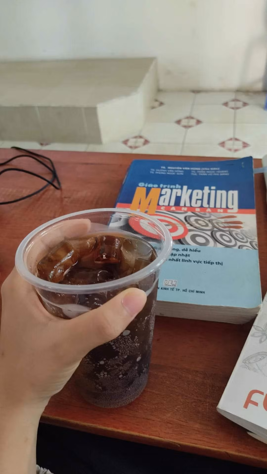 Nhiều sinh viên “flex” ngay món quà được thầy Thông tặng lên mạng xã hội trong những ngày nắng nóng. (Ảnh: Cộng đồng Sinh Viên Đại Học Nông Lâm TP.HCM)