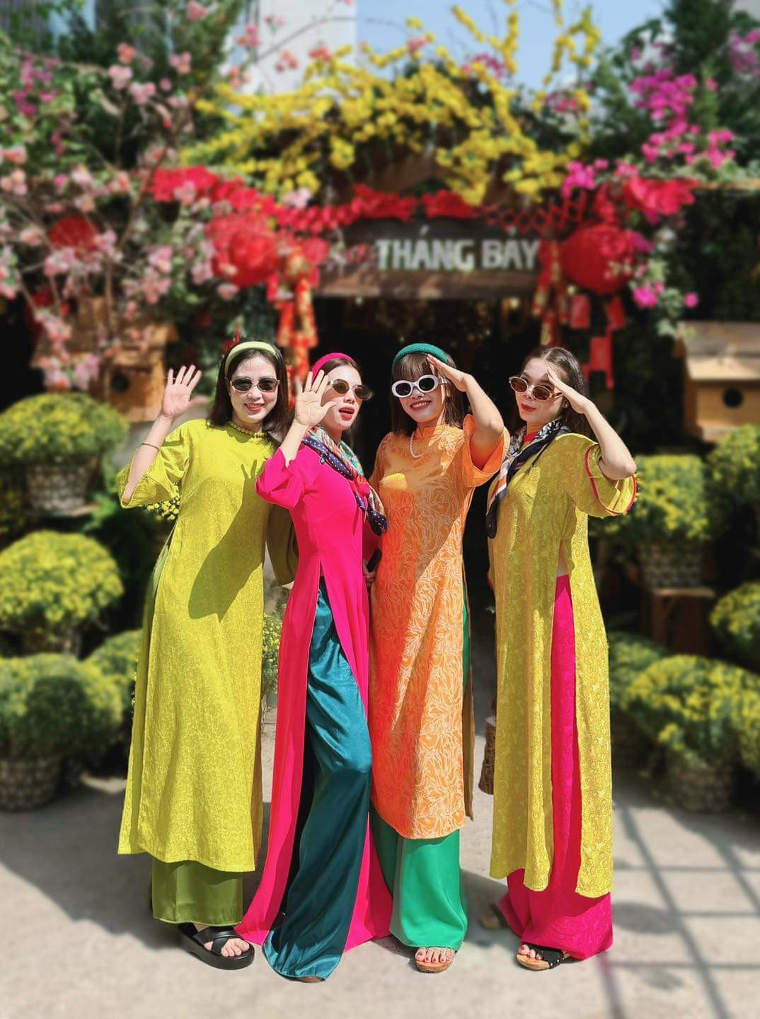 Hội chị em xúng xính áo dài chụp ảnh Tết tại quán. (Ảnh: Tiệm Cafe Tháng Bảy) Hội chị em xúng xính áo dài chụp ảnh Tết tại quán. (Ảnh: Tiệm Cafe Tháng Bảy)