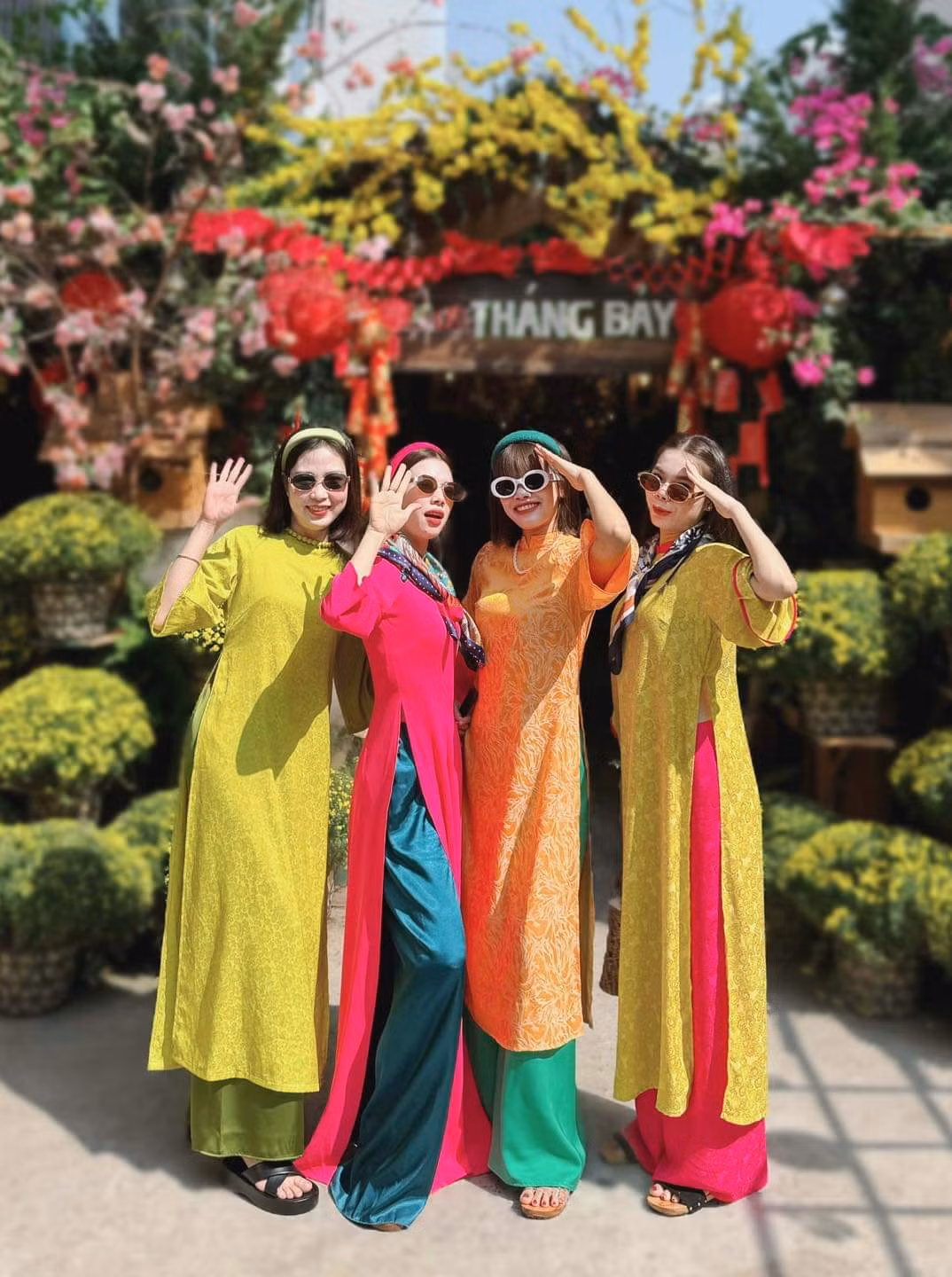 Hội chị em xúng xính áo dài chụp ảnh Tết tại quán. (Ảnh: Tiệm Cafe Tháng Bảy)