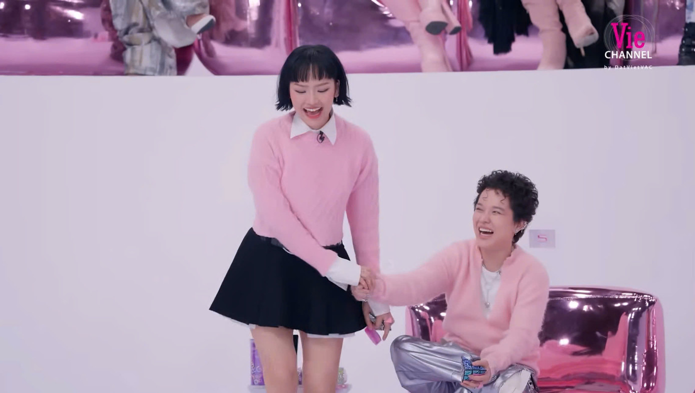 Nhiều khán giả thích thú trước sự "dưỡng thê" của cặp "Em xinh" này! Nhiều khán giả thích thú trước sự "dưỡng thê" của cặp "Em xinh" này!