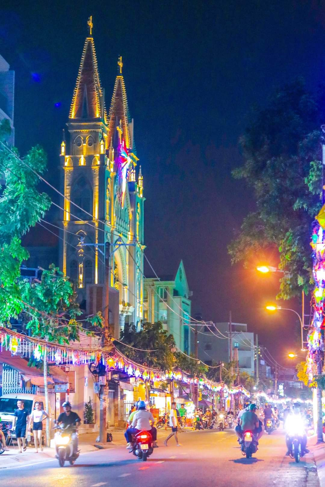 Xóm đạo Quận 8 rộn ràng không khí Giáng sinh. (Ảnh: Thanh Bùi) Xóm đạo Quận 8 rộn ràng không khí Giáng sinh. (Ảnh: Thanh Bùi)