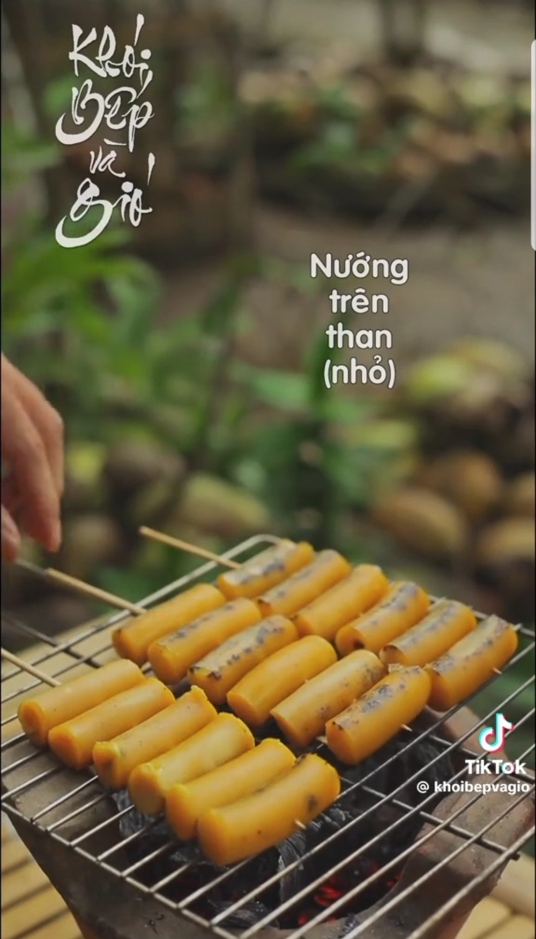 Trứng sau khi hấp sẽ được cắt thành từng khúc và nướng xém hai mặt trên bếp than. (Ảnh: @khoibepvagio)