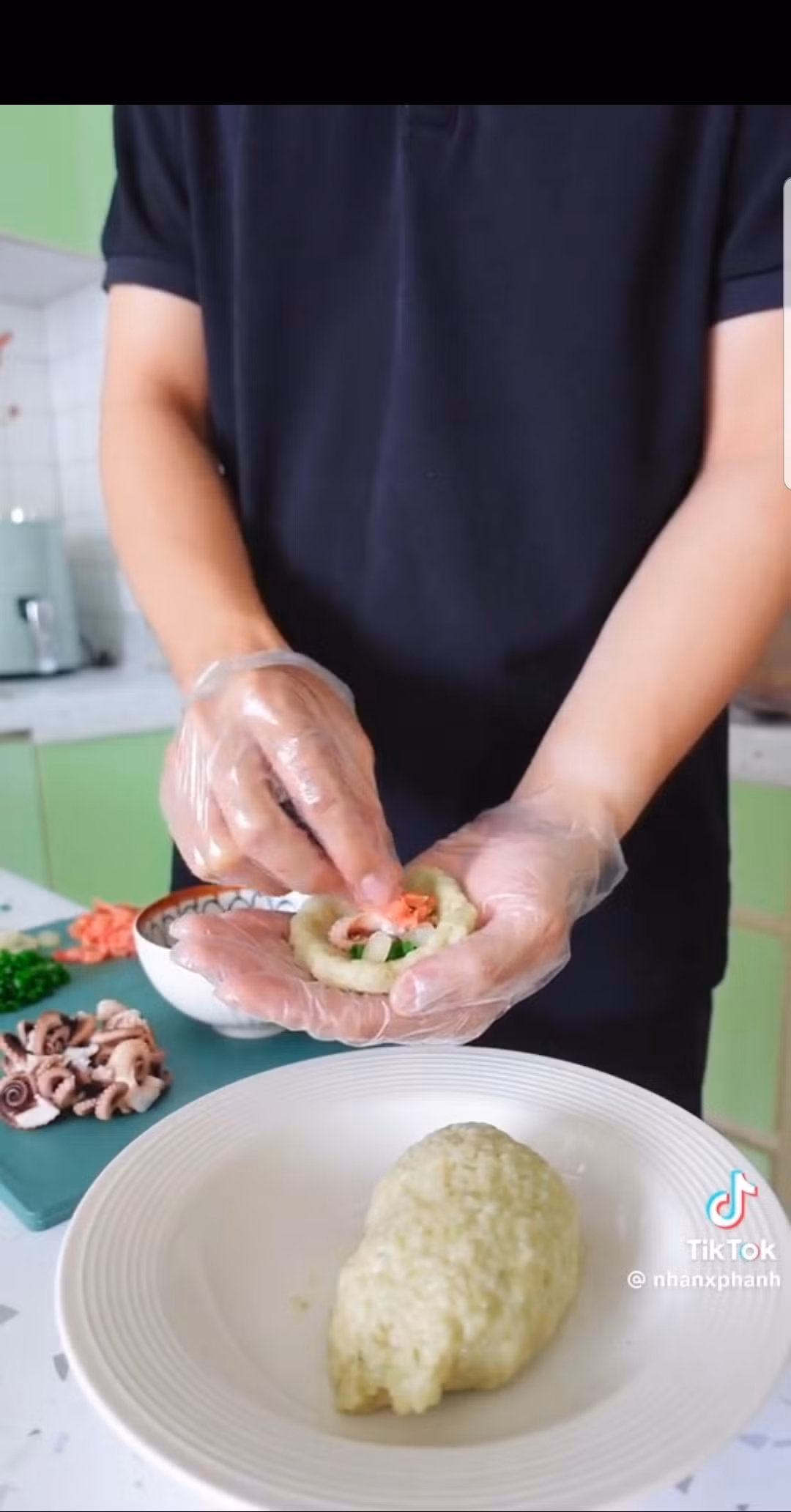Công đoạn tạo hình cho những chiếc takoyaki. (Ảnh: @nhanxphanh) Công đoạn tạo hình cho những chiếc takoyaki. (Ảnh: @nhanxphanh)