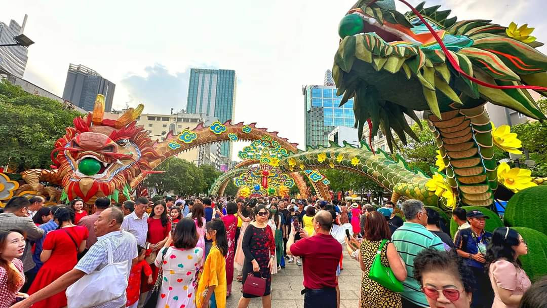 Dòng người nô nức chụp ảnh, check-in tại đường hoa. (Ảnh: FB Đạt Lê) Dòng người nô nức chụp ảnh, check-in tại đường hoa. (Ảnh: FB Đạt Lê)