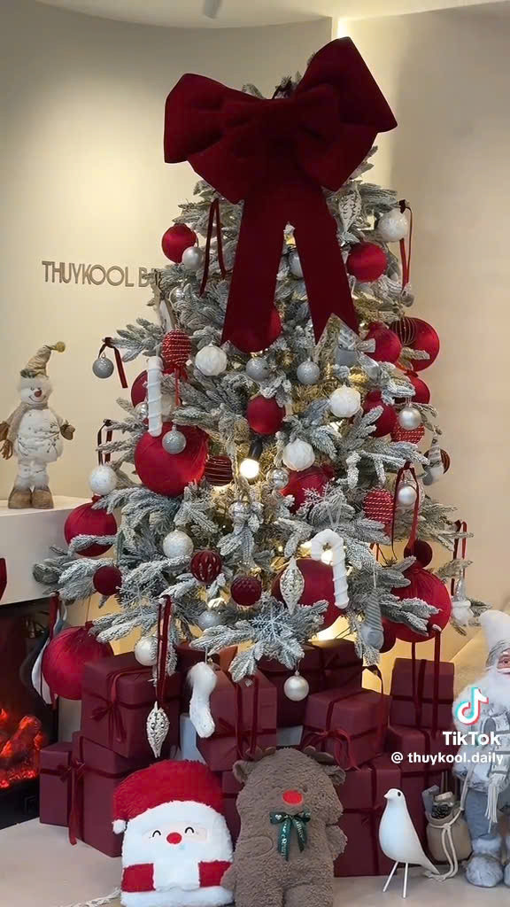 Phong cách treo nơ lên chóp cây thông mới lạ nhưng lại vô cùng trendy. (Ảnh: @thuykool.daily) Phong cách treo nơ lên chóp cây thông mới lạ nhưng lại vô cùng trendy. (Ảnh: @thuykool.daily)