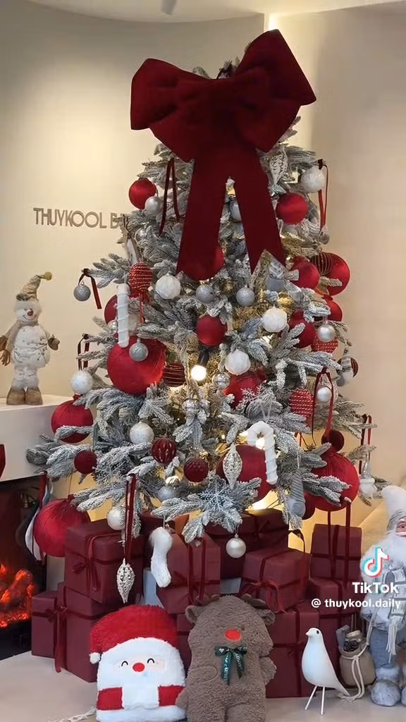 Phong cách treo nơ lên chóp cây thông mới lạ nhưng lại vô cùng trendy. (Ảnh: @thuykool.daily)
