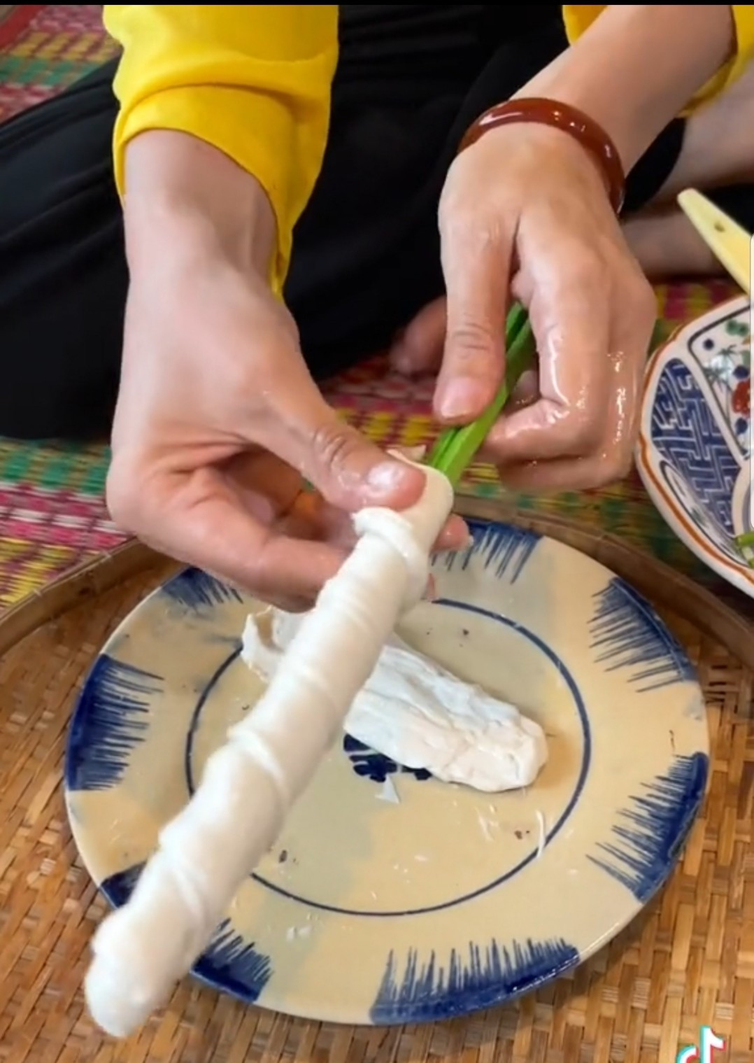Quấn bột vào đũa trước khi đem luộc để tạo hình mì căn tưởng chừng dễ dàng nhưng cũng khiến nhiều netizen phải “đau đầu”. (Ảnh: kieudiem_cm1)
